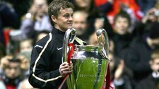 Ole Gunnar Solskjær med mesterliga-trofeet i 1999 (Foto: PAUL ELLIS/AFP)
