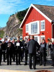 Høy stemning på Skjærhalden på Hvaler (Foto: Håvard Wien/NRK)
