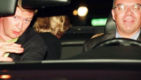 Paparazzi-bilde av prinsesse Diana i bilen sammen med livvakt og sjåfør kort tid før hun døde. (Foto: Anonymous/AP)