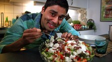 Noman Mubashir med gresk salat (NRK) Noman Mubashir med gresk salat (NRK)