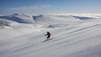 Topptur Veslesmeden mars 2010. Rondvassbu sees i bakgrunn. Eivor Kirkerød på vei ned i løssnøen