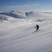 Topptur Veslesmeden mars 2010. Rondvassbu sees i bakgrunn. Eivor Kirkerød på vei ned i løssnøen