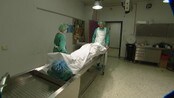 Med døden som jobb - Det finnes dem som jobber med døden hver eneste dag. På Gades institutt, som fyller 100 år denne uken, er døden rutine. 