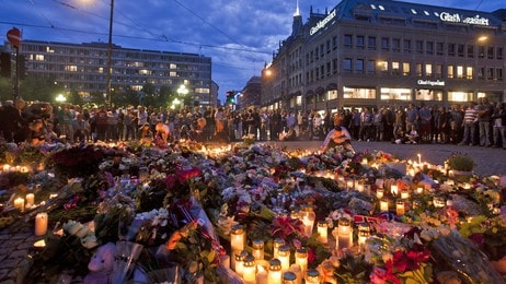 Utenfor domkirken i Oslo lørdag kveld. (Foto: Jan Johannessen/Afp) Utenfor domkirken i Oslo lørdag kveld. (Foto: Jan Johannessen/Afp)