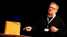 Tore Sandberg viser fram hullet (Foto: Larsen, Håkon Mosvold/SCANPIX)