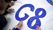 G8-møte i Nord-Irland  - G8 er navnet på gruppen av de sju rikeste landene i verden og Russland som ble medlem i 2002. Minst en gang i året møtes lederne i de åtte landene for å diskutere økonomi, og andre saker som er viktige for hele verden. I år skal de mektige lederne blant annet snakke om handel, skatt, korrupsjon og terror i Nord-Irland 
