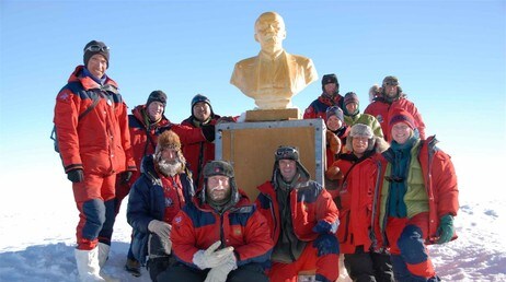 Klimaforskerene ved bysten av Lenin (Foto: Norsk Polarinstitutt) Klimaforskerene ved bysten av Lenin (Foto: Norsk Polarinstitutt)