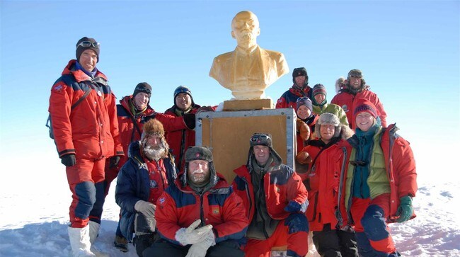 Klimaforskerene ved bysten av Lenin (Foto: Norsk Polarinstitutt) Klimaforskerene ved bysten av Lenin (Foto: Norsk Polarinstitutt)