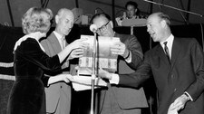 Einar Gerhardsen, Tage Erlander, Lennart Hyland og Randi Kolstad (Foto: Storløkken, Aage/SCANPIX) Einar Gerhardsen, Tage Erlander, Lennart Hyland og Randi Kolstad (Foto: Storløkken, Aage/SCANPIX)