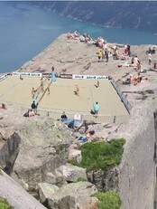 Vil ha strandvolley på Preikestolen (Foto: Fotomontasje) Vil ha strandvolley på Preikestolen (Foto: Fotomontasje)