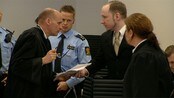 Forsvarerne fryktet Breivik skulle ødelegge for seg selv - Se bilder av forvarerne Geir Lippestad og Vibeke Hein Bæra under rettssaken i sommer. Hentet fra Brennpunkt-dokumentaren "Forsvareren", som sendes på NRK1 tirsdag 11. september klokken 21.30.