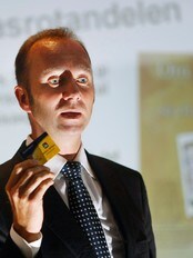Kulturminister Trond Giske med spillkort fra Norsk Tipping (Foto: Junge, Heiko/SCANPIX)