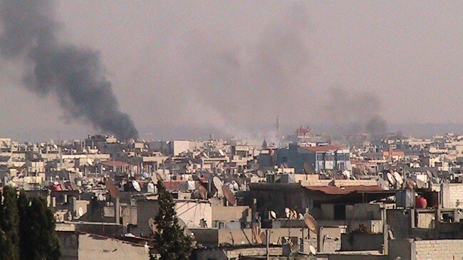 Røyken steg opp fra Homs mandag. (Foto: HANDOUT/Reuters) Røyken steg opp fra Homs mandag. (Foto: HANDOUT/Reuters)