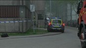 Nye opptøyer i Husby - I Stockholm er det opptøyer for andre natt på rad. Til tross for stort politioppbud ble flere biler satt i brann i kveld og politiet har blitt angrepet med steiner.
Sist natt var det rundt hundr ebiler som brant og flere politimenn ble skadd i sammentøtene