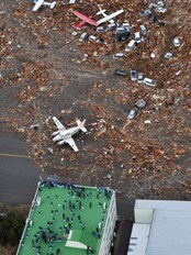 Mennesker søker tilflukt på et bygningstak ved Senadi flyplass. (Foto: AP/Ap) Mennesker søker tilflukt på et bygningstak ved Senadi flyplass. (Foto: AP/Ap)