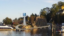 Skulptur i Nodeviga (Montasje av kunstverket til Annika Oscarsson og Thomas Nordstrøm) Skulptur i Nodeviga (Montasje av kunstverket til Annika Oscarsson og Thomas Nordstrøm)