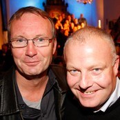 Ove Gundersen t v og Erik Forfod sammen om radioens første dansebandgudstjeneste. (Foto: Jon-Annar Fordal/NRK) Ove Gundersen t v og Erik Forfod sammen om radioens første dansebandgudstjeneste. (Foto: Jon-Annar Fordal/NRK)