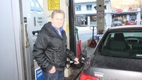 Dieselfylling - Fredrik Fjørstad (Foto: Kjell Arvid Stølen/NRK) Dieselfylling - Fredrik Fjørstad (Foto: Kjell Arvid Stølen/NRK)