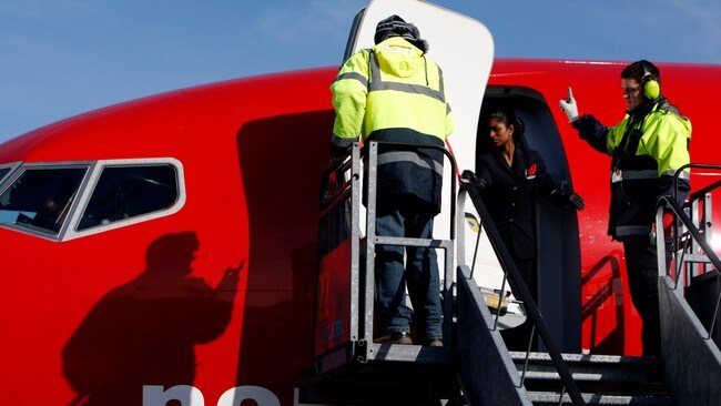 Flyplassansatte klargjør et Norwegian-fly i Budapest (Foto: BERNADETT SZABO/Reuters) Flyplassansatte klargjør et Norwegian-fly i Budapest (Foto: BERNADETT SZABO/Reuters)
