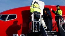 Flyplassansatte klargjør et Norwegian-fly i Budapest (Foto: BERNADETT SZABO/Reuters) Flyplassansatte klargjør et Norwegian-fly i Budapest (Foto: BERNADETT SZABO/Reuters)