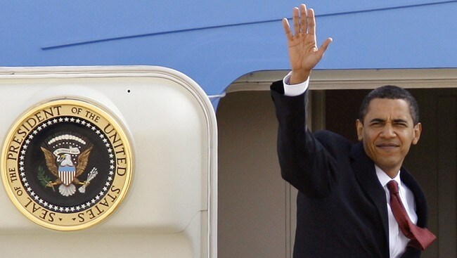 Obama går ombord i Air force one (Foto: Jose Luis Magana/AP)