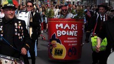 Mari Boine-stunt i 17. mai-tog (Foto: Privat) Mari Boine-stunt i 17. mai-tog (Foto: Privat)