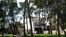Josep Lluis Sert tegnet Maeght-stiftelsens utstillingsbygg. (Foto: Nina Skurtveit)