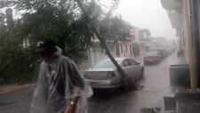 Foflk merkar uveret i French Quater i New Orleans. (Foto: CHERYL GERBER/Afp)