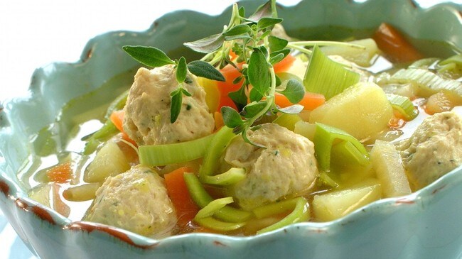 Grønnsaksuppe med kyllingboller (Foto: Astrid Hals/Opplysningskontoret for egg og hvitt kjøtt) Grønnsaksuppe med kyllingboller (Foto: Astrid Hals/Opplysningskontoret for egg og hvitt kjøtt)