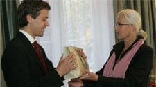 Helen Bjørnøy overtar stafettpinnen fra miljøvernminister Knut Arild Hareide 17. oktober 2005. (Foto: Holm, Morten/SCANPIX) Helen Bjørnøy overtar stafettpinnen fra miljøvernminister Knut Arild Hareide 17. oktober 2005. (Foto: Holm, Morten/SCANPIX)