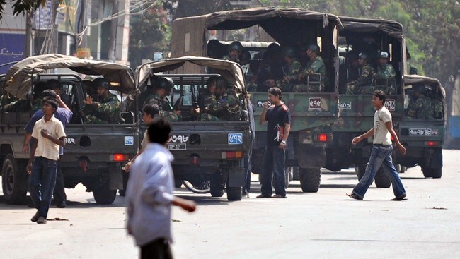 Skuddveksling i Bangladesh (Foto: MUNIR UZ ZAMAN/AFP)
