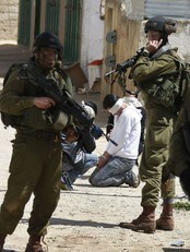 Israelsk militæraksjon i Hares 26. mars 2009. (Foto: JAAFAR ASHTIYEH/AFP) Israelsk militæraksjon i Hares 26. mars 2009. (Foto: JAAFAR ASHTIYEH/AFP)