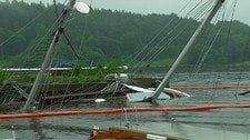 Lenser rundt sunket seilbåt (Foto: Pål Tegnander/NRK) Lenser rundt sunket seilbåt (Foto: Pål Tegnander/NRK)