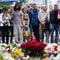 Mange møtte opp med blomster utenfor Oslo Domkirke lørdag etter bombeeksplosjonen i Oslo og tragedien på Utøya fredag. Mange møtte opp med blomster utenfor Oslo Domkirke lørdag etter bombeeksplosjonen i Oslo og tragedien på Utøya fredag.