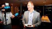 Slik ble Skrøder feiret etter sin hundrede landskamp - Per-Åge Skrøder spillte sin landskamp nummer 100 mot Hviterussland. Det endte med to mål og en veldig viktig seier for det norske laget. Foto/Redigering: Anders Engeland