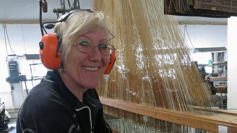 Veven går på Sjølingstad Uldvarefabrikk. (Foto: Jan Henrik Ihlebæk/NRK) Veven går på Sjølingstad Uldvarefabrikk. (Foto: Jan Henrik Ihlebæk/NRK)