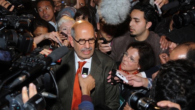 Mohamed ElBaradei møter pressen i Kairo 27. januar 2011 (Foto: STRINGER/EGYPT/Reuters) Mohamed ElBaradei møter pressen i Kairo 27. januar 2011 (Foto: STRINGER/EGYPT/Reuters)