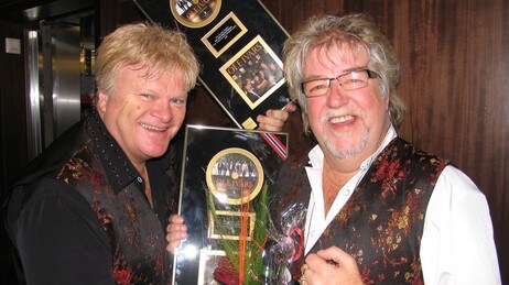 Gullplate til Ole Ivars (Foto: Erik Forfod/NRK På dansefot) Gullplate til Ole Ivars (Foto: Erik Forfod/NRK På dansefot)