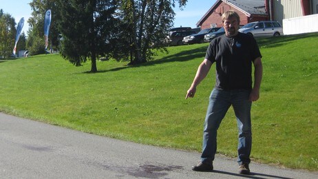 John Helge Inderdal viser hvor bjørnen bæsjet, like ved bakeriet i Lierne. (Foto: Johanne Gåsbakk) John Helge Inderdal viser hvor bjørnen bæsjet, like ved bakeriet i Lierne. (Foto: Johanne Gåsbakk)
