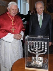 Paven tar imot gaven fra israels president Shimon Perez (Foto: Osservatore Romano/Afp) Paven tar imot gaven fra israels president Shimon Perez (Foto: Osservatore Romano/Afp)