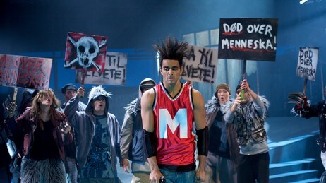Jungelboken. Adil Thataal som Mowgli med ulveflokken (Foto: Marius E. Hauge)