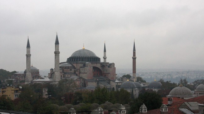 Hagia Sofia sett fra hotellterrassen. (Foto: Nina Skurtveit/NRK) Hagia Sofia sett fra hotellterrassen. (Foto: Nina Skurtveit/NRK)