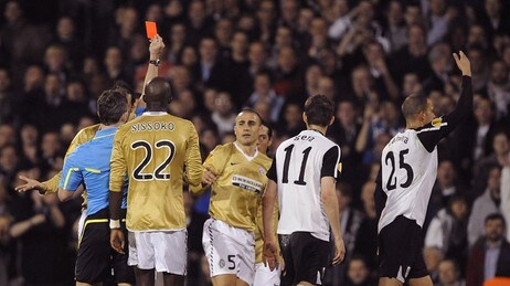 Cannavaro ser rødt (Foto: Pebecca Naden/Scanpix/AP) Cannavaro ser rødt (Foto: Pebecca Naden/Scanpix/AP)