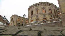 Stortinget (froskeperspektiv fra Løvebakken) (Foto: Håvard G. Hagen/NRK)