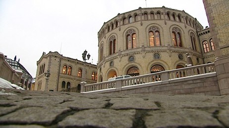 Stortinget (froskeperspektiv fra Løvebakken) (Foto: Håvard G. Hagen/NRK) Stortinget (froskeperspektiv fra Løvebakken) (Foto: Håvard G. Hagen/NRK)