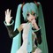Hatsune Miku har en fordel som andre artister misunner henne, hun synger nemlig aldri falskt, hun glemmer heller aldri sangteksten eller dansetrinn.
