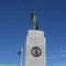 På havna i Stanley står en minnestatue over falne britiske soldater. På baksiden av minnestatuen er alle navnene gravert inn. 