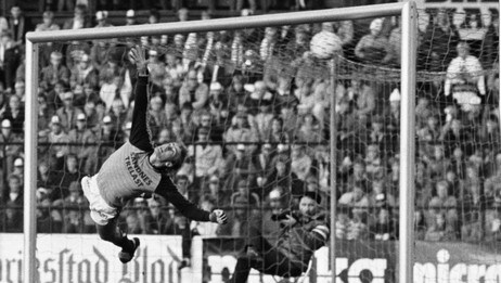 Fredrikstads Per Egil Ahlsen tar frispark fra 30 meter og scorer bak Vikings Erik Thorstvedt (Foto: NTB/Aktuell, Næss, Ola/Scanpix) Fredrikstads Per Egil Ahlsen tar frispark fra 30 meter og scorer bak Vikings Erik Thorstvedt (Foto: NTB/Aktuell, Næss, Ola/Scanpix)