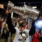 Pittsburgh Penguins-kaptein Sidney Crosby hevet Stanley Cup-trofeet. (Foto: Frank Gunn/AP)