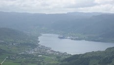 Utsikt fra toppen av Keiserholli ned mot Ølen nærmest og Ølensvåg i bånn av fjorden. Kåtanuten er utenfor høgre bildekant.